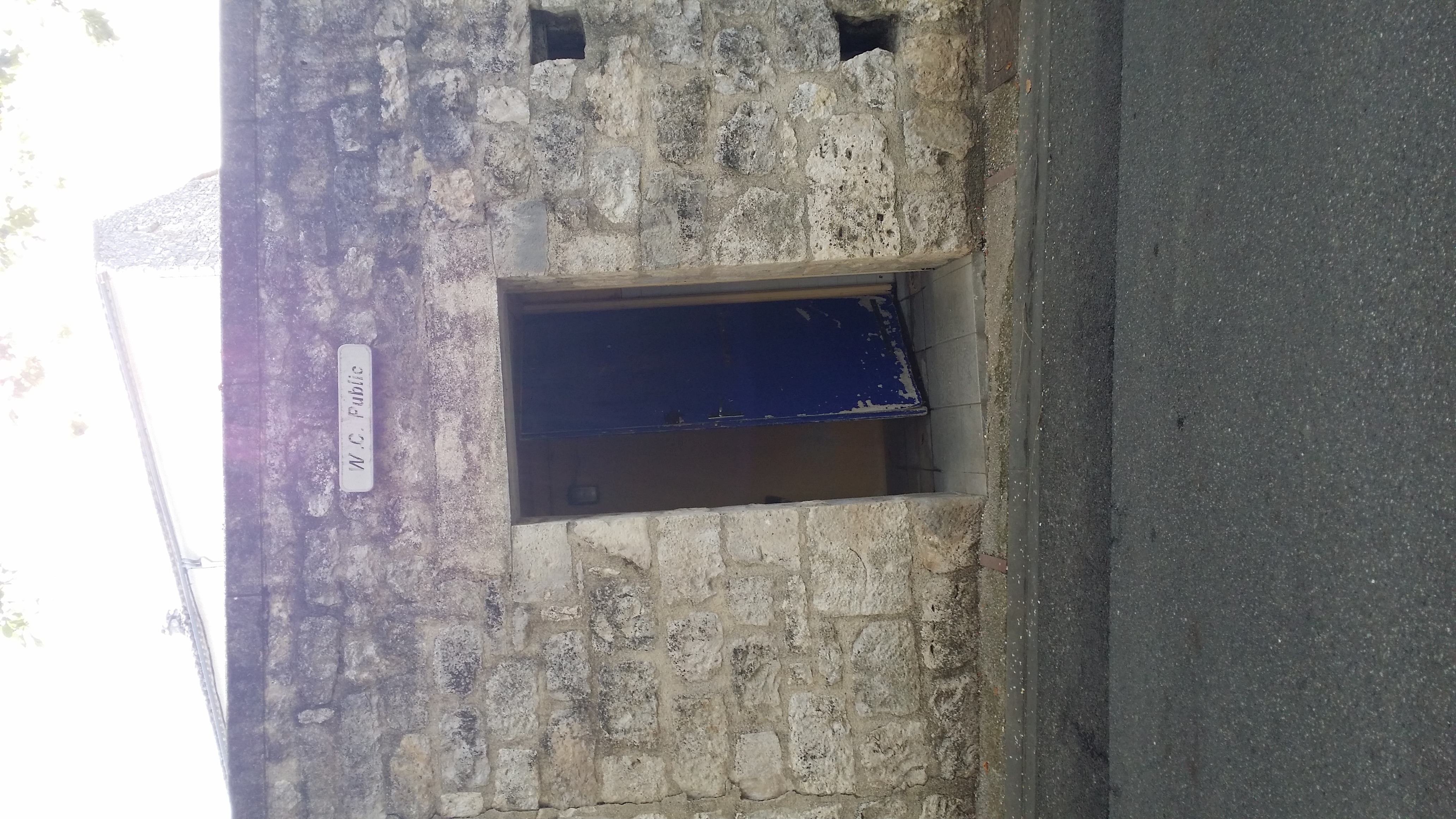 Toilettes publiques rue du Pontet