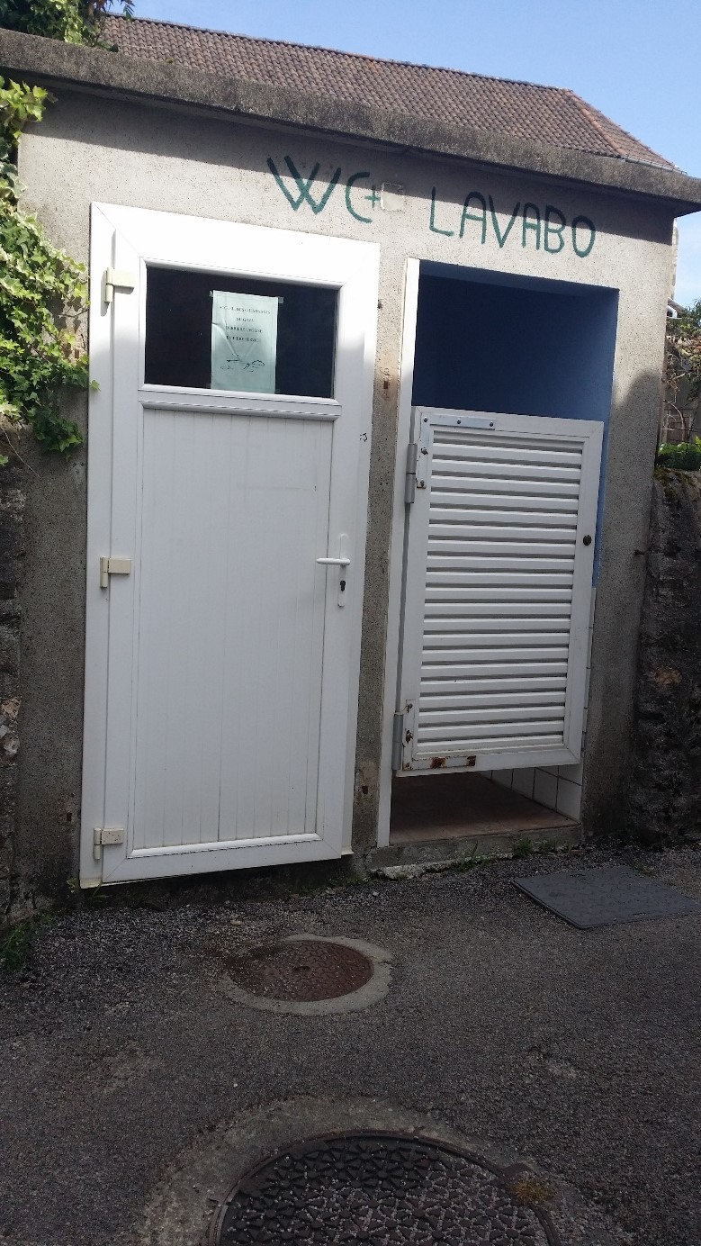 Toilettes publiques de Montredon  France Occitanie Lot Montredon 46270