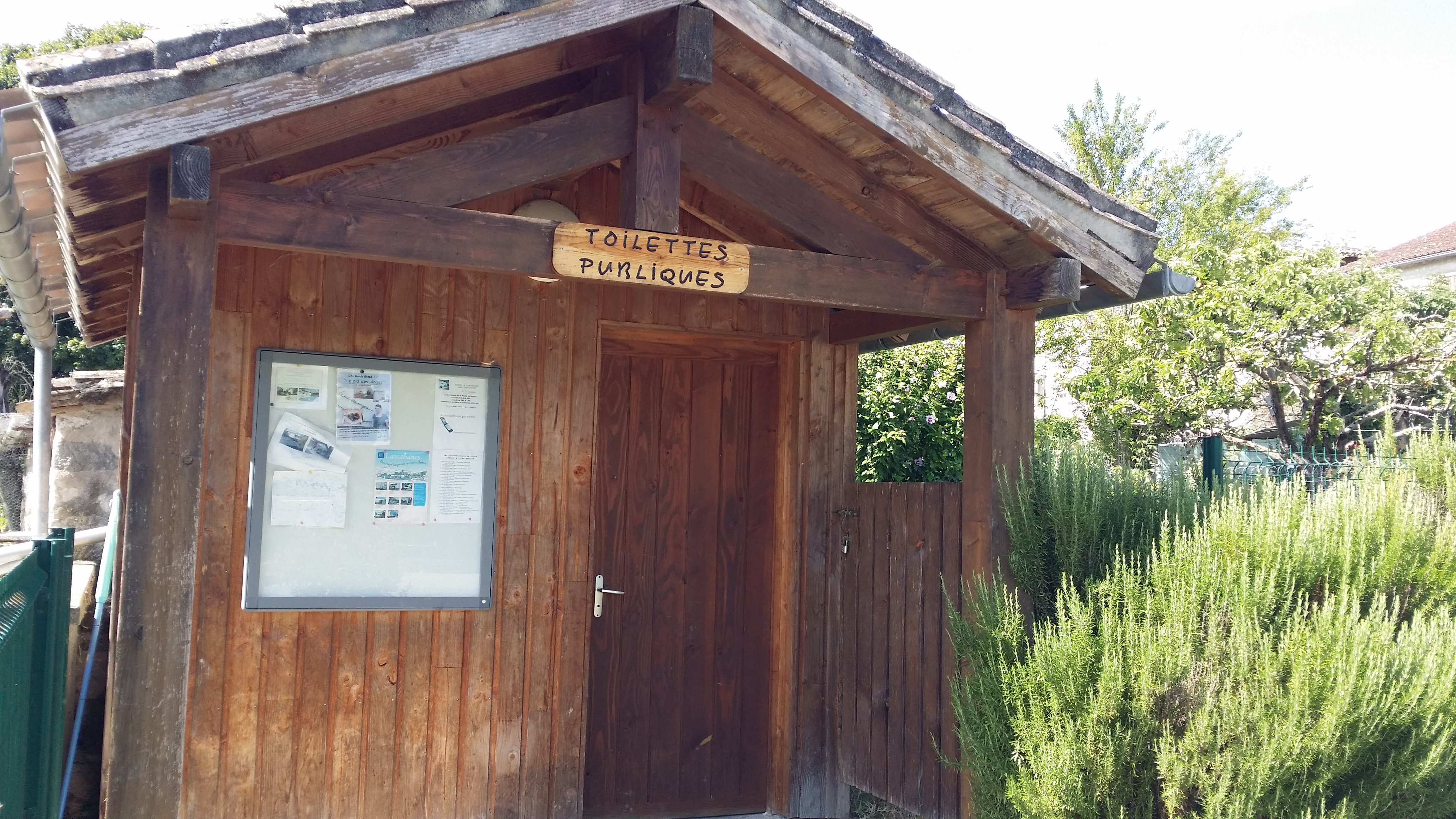 Toilettes publiques de Lascabanes  France Occitanie Lot Montcuq-en-Quercy-Blanc 46800