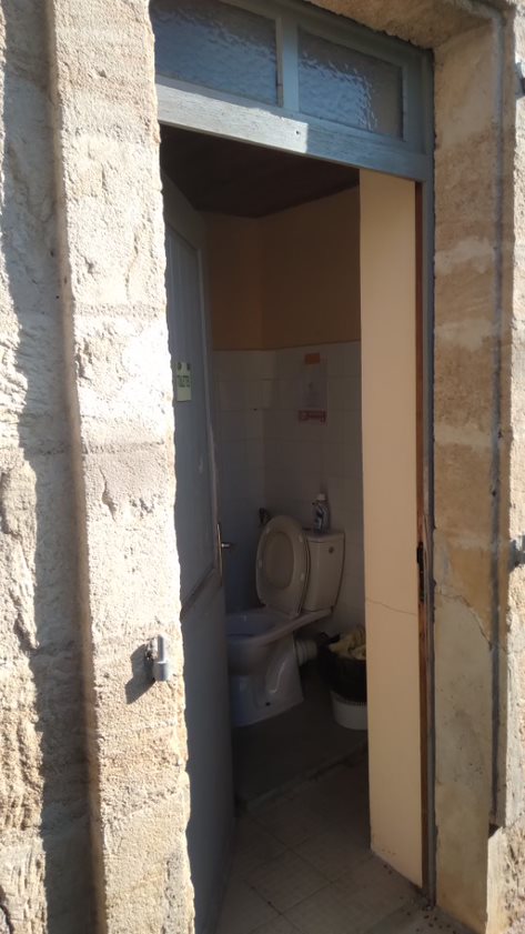 Toilettes Cimetière  France Provence-Alpes-Côte d'Azur Alpes-Maritimes Gourdon 06620