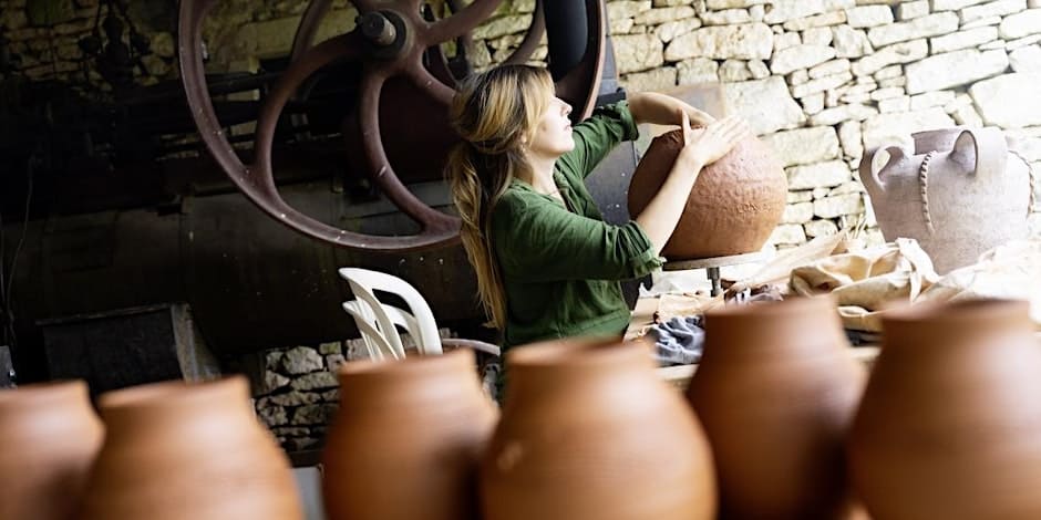 Artisanat rural à l'écomusée de Cuzals, poterie, modelage, sculpture sur pierre null France null null null null