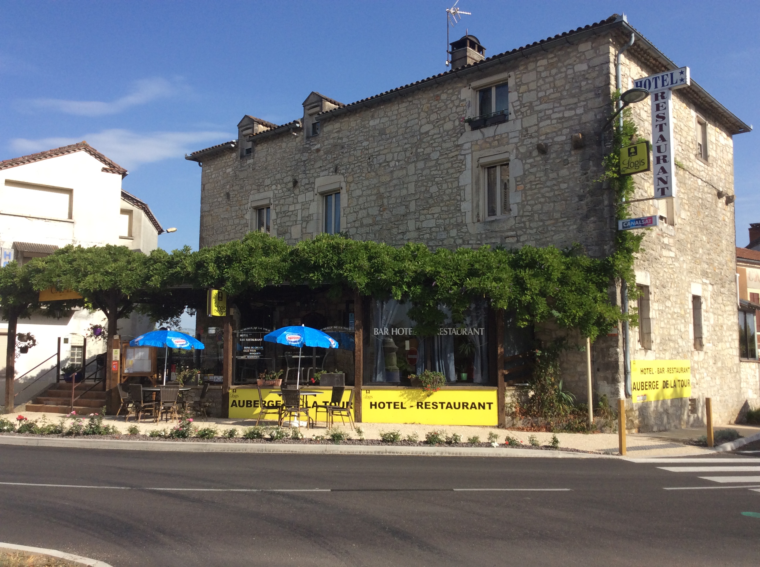 Hôtel-Restaurant Auberge de la Tour  France Auvergne-Rhône-Alpes Drôme Sauzet 26740