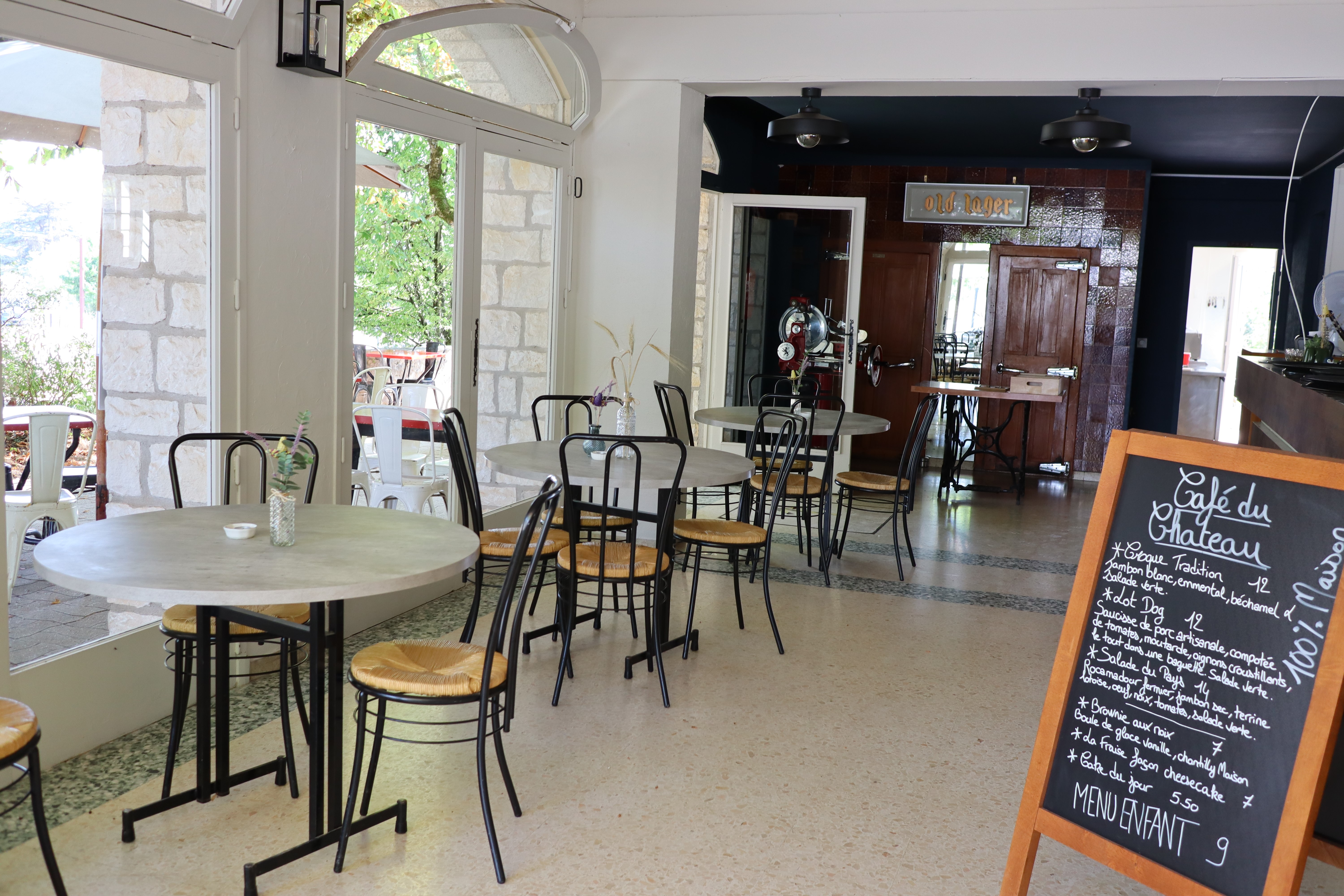 http://cdt46.media.tourinsoft.com/upload/Photo-interieur-cote-bar.jpg