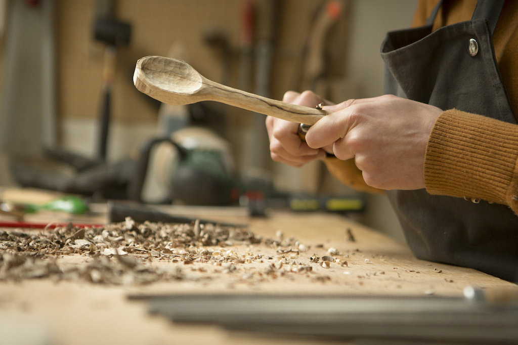 Atelier sculpture au couteau cuillères en bois à l'écomusée de Cuzals  France Occitanie Lot Sauliac-sur-Célé 46330