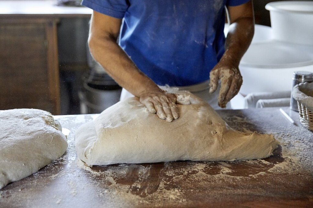 Fabrication de pain à l'ancienne pétrissage à la main à l'écomusée de Cuzals  France Occitanie Lot Sauliac-sur-Célé 46330