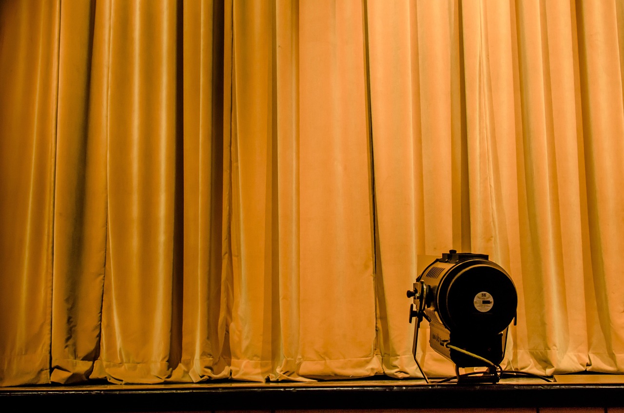 curtain-2539992_1280