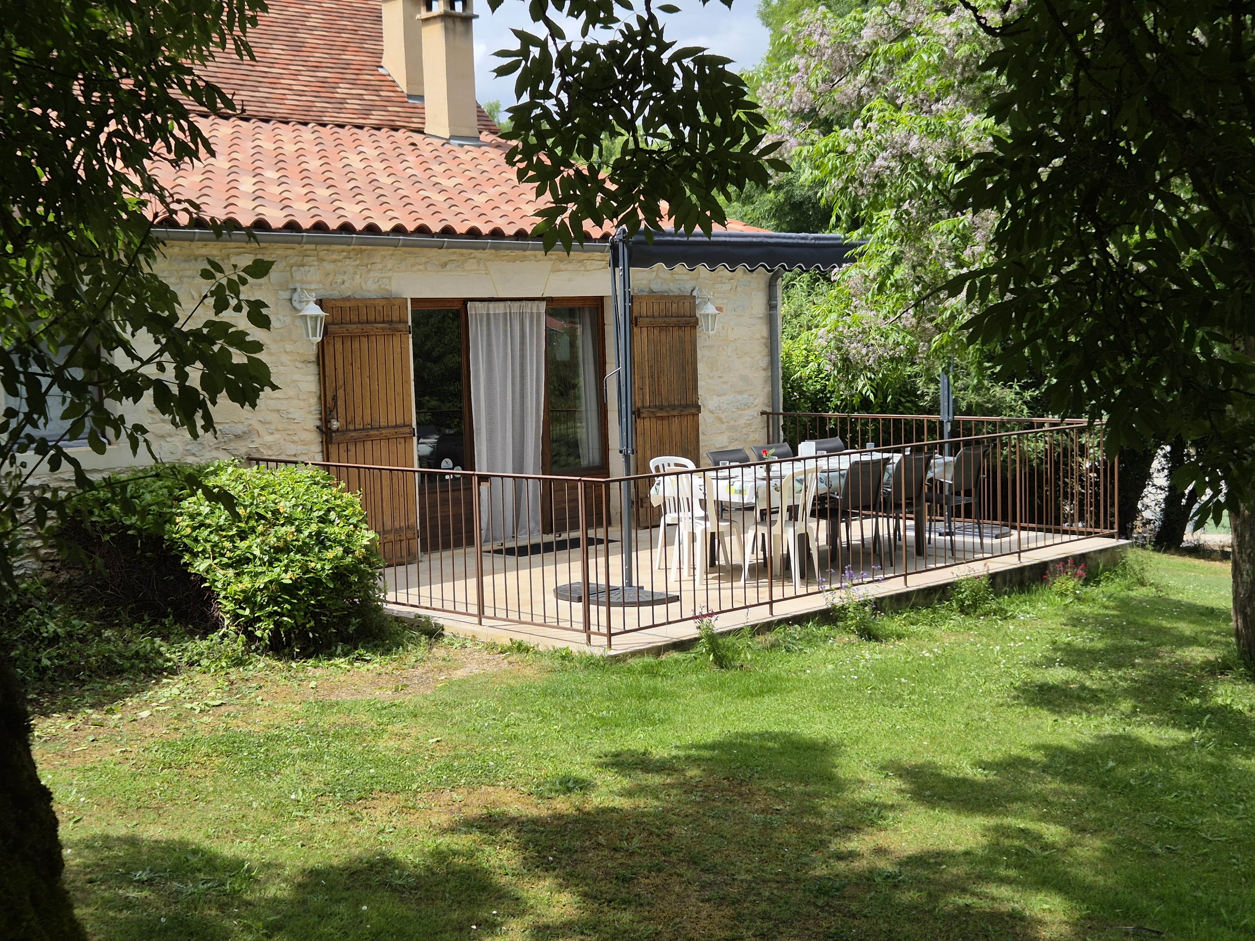 Entrée indépendante et terrasse du gîte