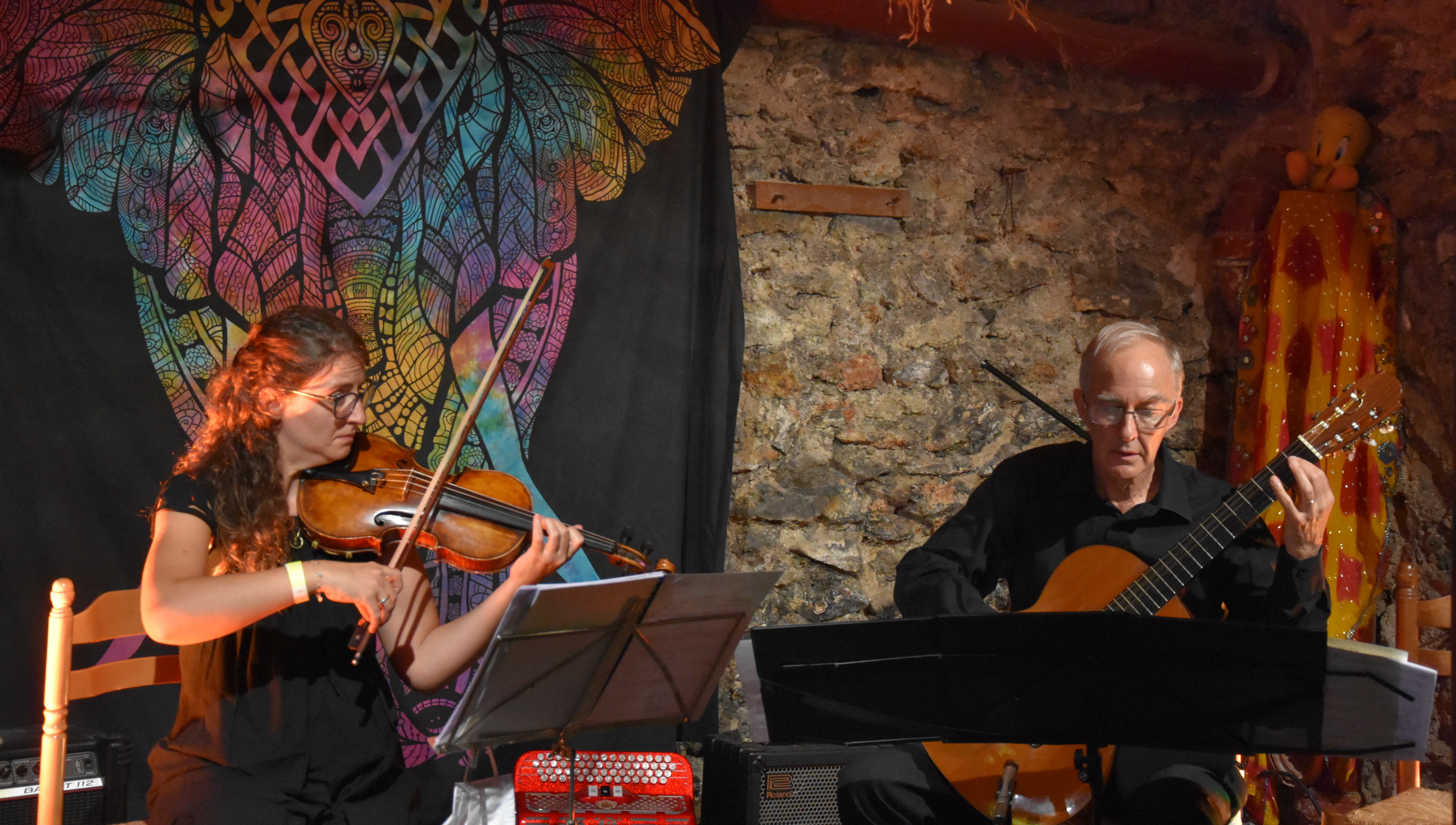 Figeac : Duo Megi Cossart et Antoine Chaigne: violon & guitare en concert pour le Folk Club de Cahors avec la musique d'Amérique du Sud