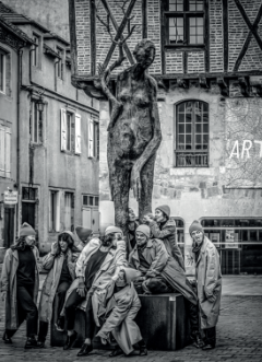 Figeac : Festival Résurgence X : expression corporelle - le corps dans l’espace public avec la Cie Étadam