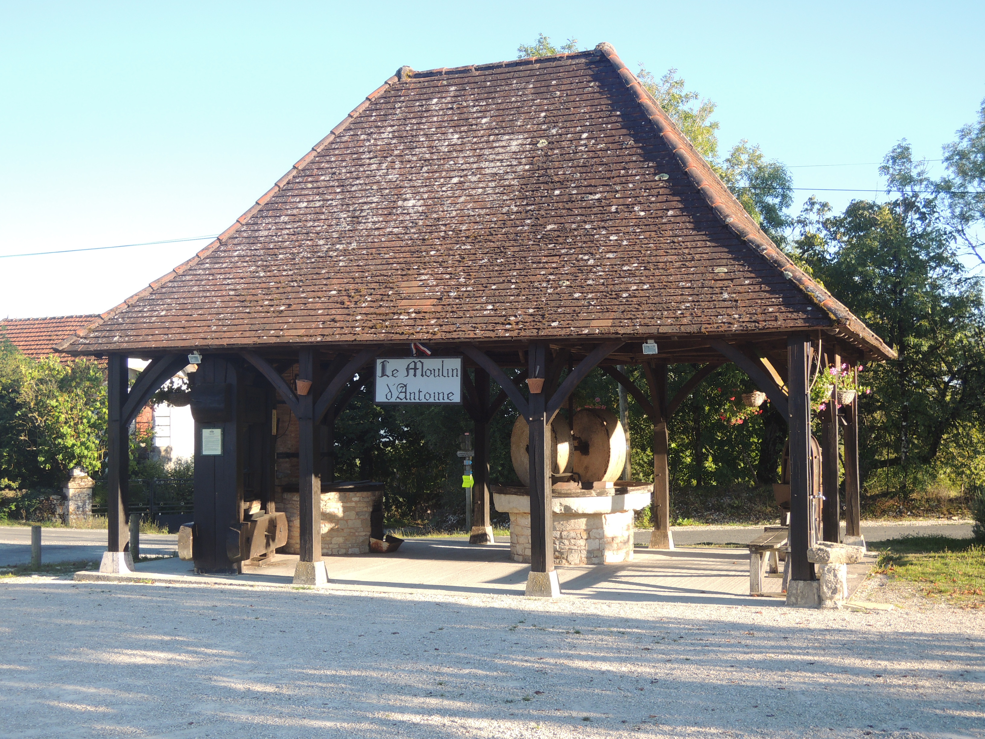 Figeac : Journées Européennes du Patrimoine : fabrication d'huile de noix au moulin d'Antoine